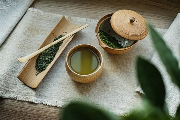 雑草に酢はNG！ドライバーで根から抜くたった5分の方法